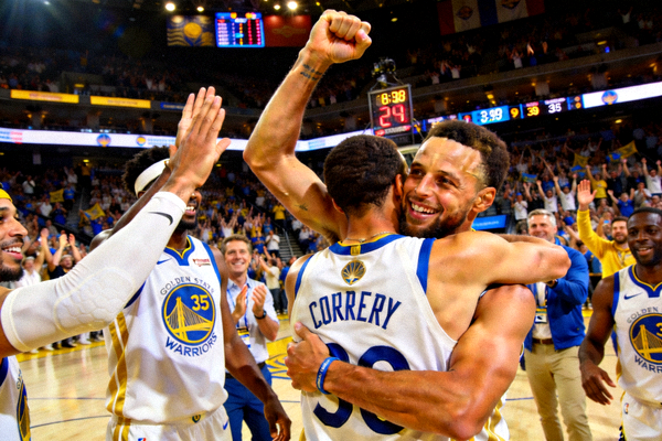 勇士队球员库里在比赛中命中三分球后与队友庆祝的NBA比赛精彩画面